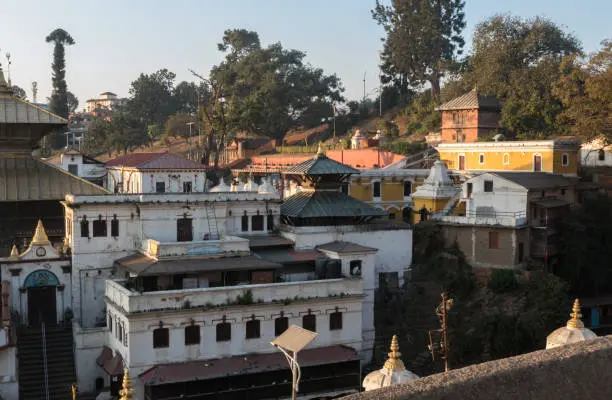 Vue panoramique sur les chaînes himalayennes depuis Bandipur, avec les sommets enneigés se dressant majestueusement dans le ciel, entourés de collines verdoyantes.