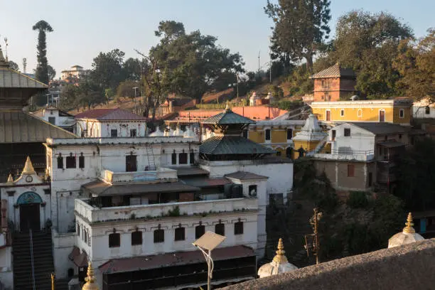 Vue panoramique sur les chaînes himalayennes depuis Bandipur, avec les sommets enneigés se dressant majestueusement dans le ciel, entourés de collines verdoyantes.