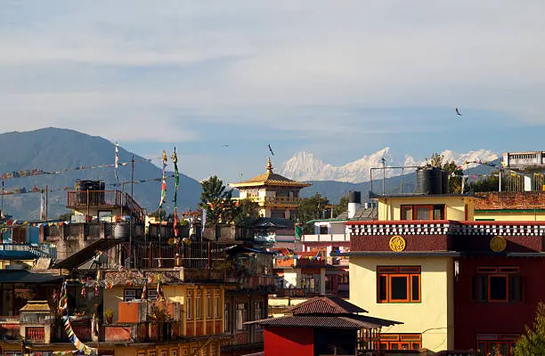 Vue panoramique sur les montagnes himalayennes depuis Nagarkot au lever du soleil, avec les sommets enneigés illuminés par les premiers rayons du jour, offrant une scène époustouflante et inspirante.