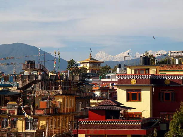 Vue panoramique sur les montagnes himalayennes depuis Nagarkot au lever du soleil, avec les sommets enneigés illuminés par les premiers rayons du jour, offrant une scène époustouflante et inspirante.